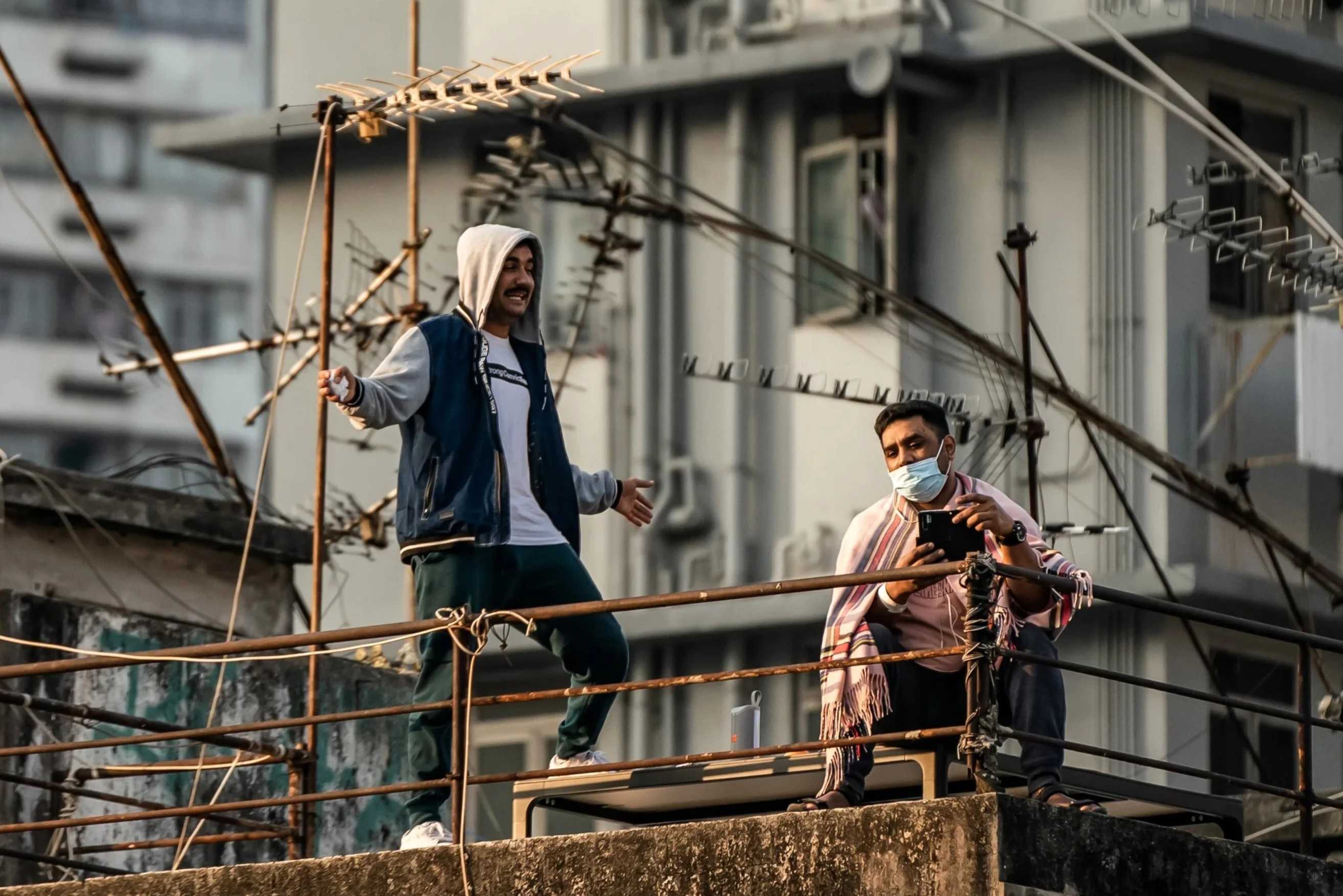 Ngu tren mai nha vi khong co cho cach ly Covid-19 o Hong Kong hinh anh