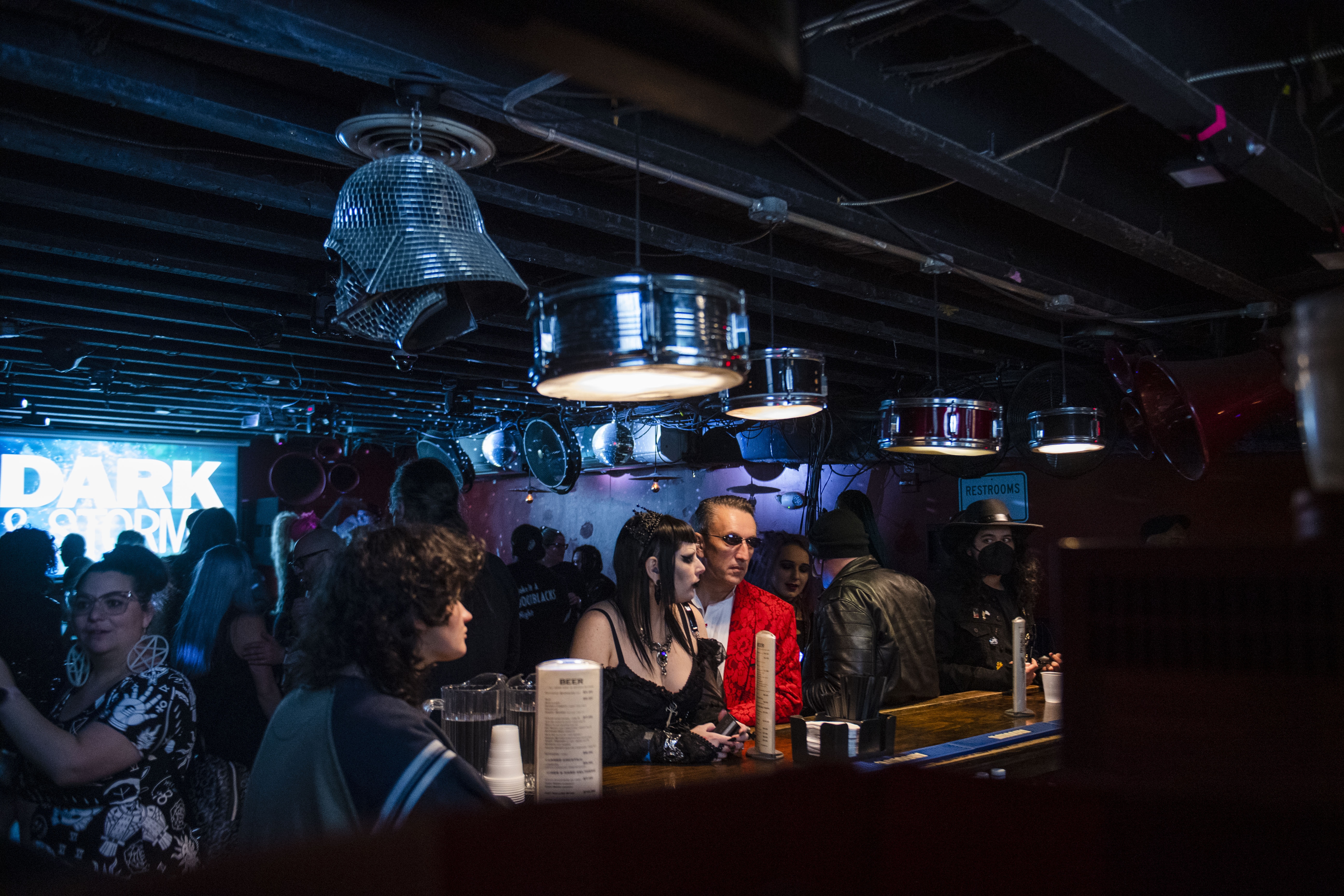 Doi song tiec tung ve dem cua gioi tre My tro lai anh 4