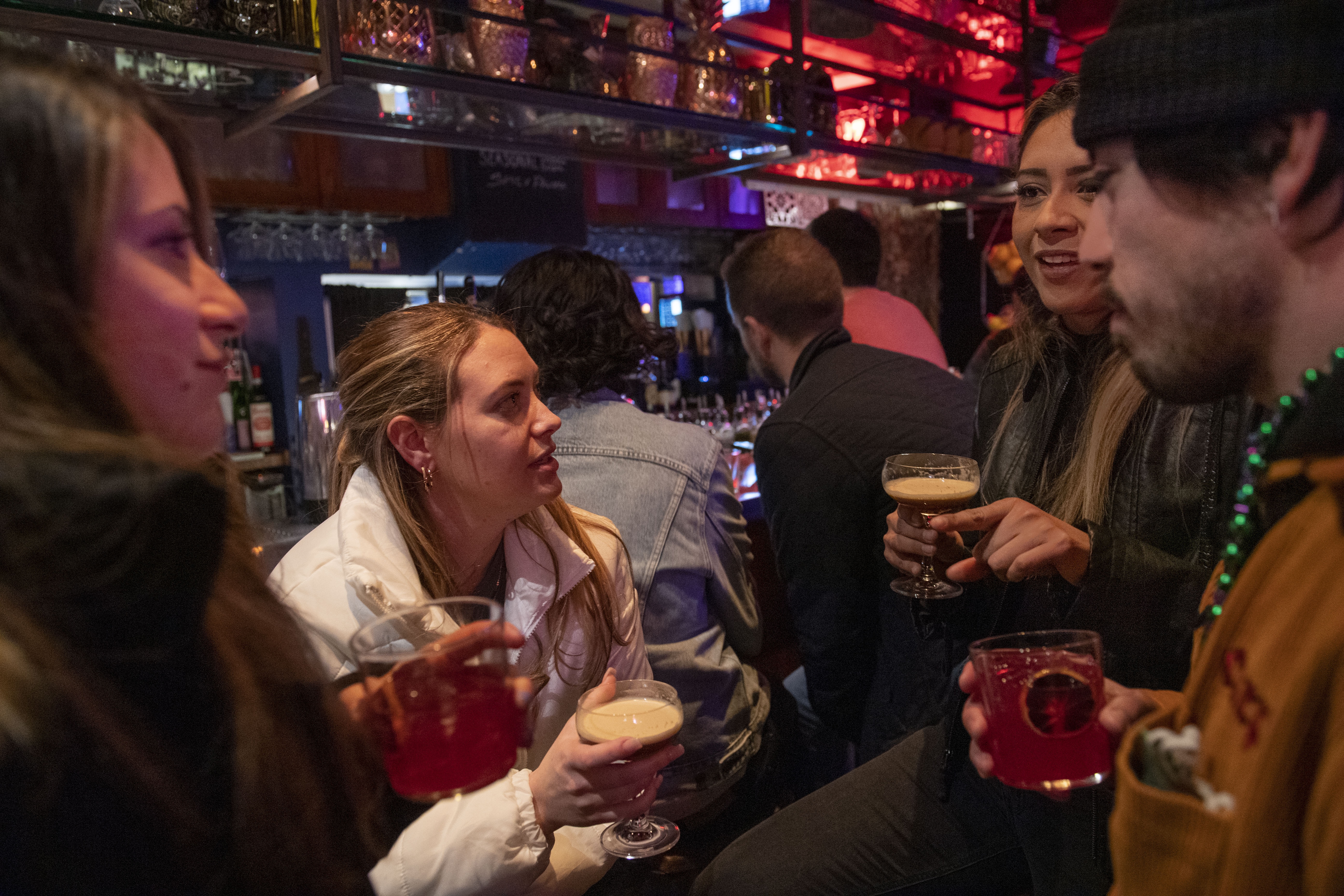 Doi song tiec tung ve dem cua gioi tre My tro lai anh 2