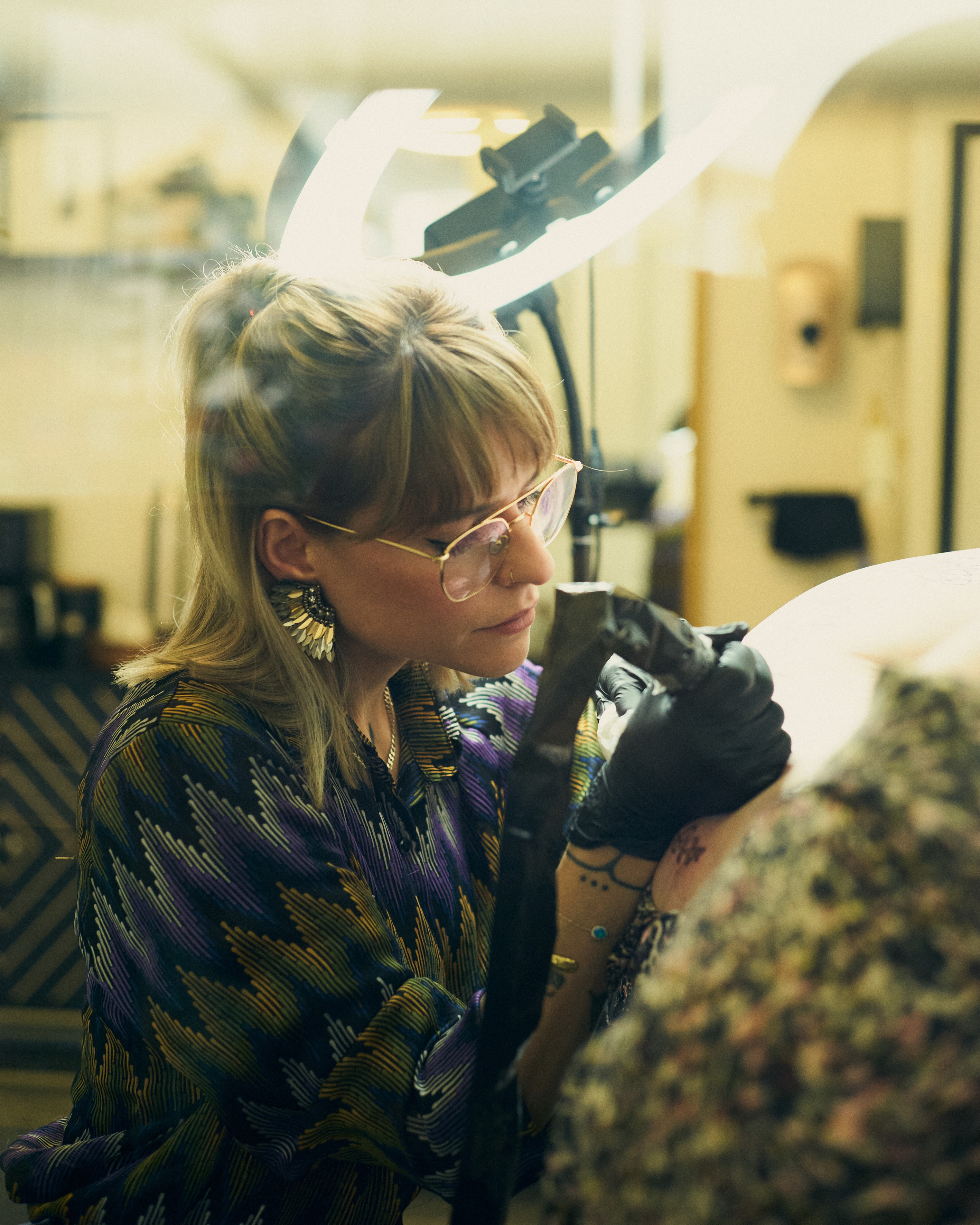 nguoi suu tam hinh xam xuyen luc dia anh 2