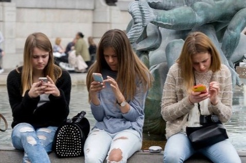 Nguoi tre tha nhan tin con hon giao tiep ngoai doi thuc hinh anh