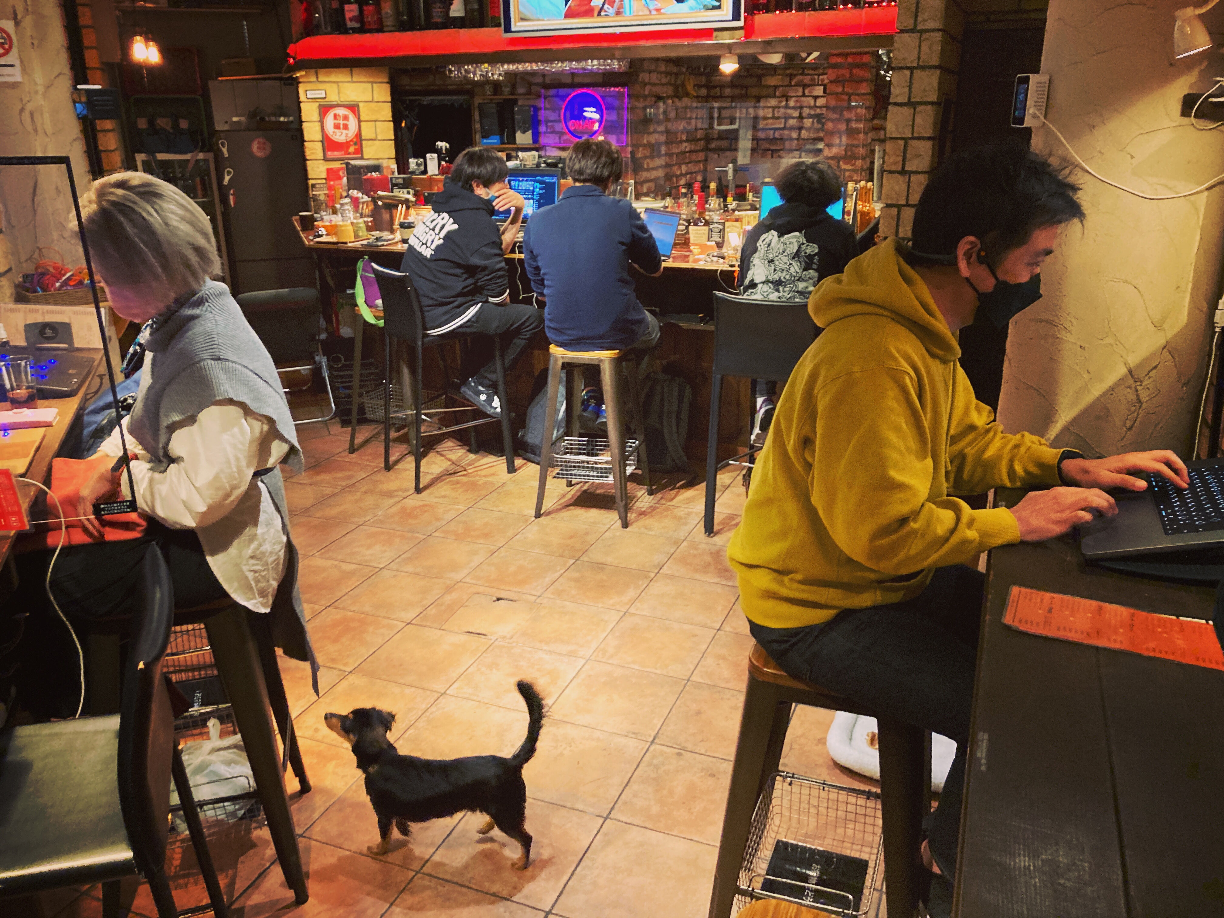 Quan ca phe Nhat Ban chi nhan khach can chay deadline anh 3