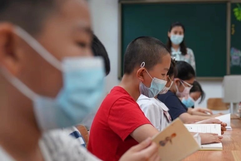 Cha me khong khai bao y te, con bi truong duoi hoc o Trung Quoc hinh anh