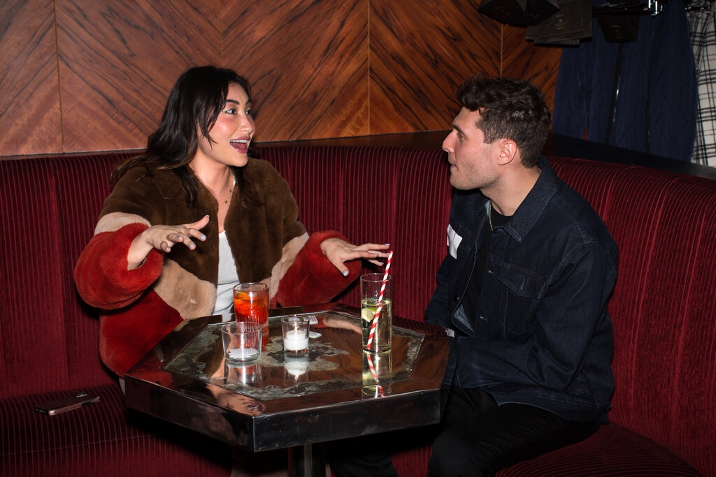 nguoi tre chi tien de hen ho sieu toc anh 1