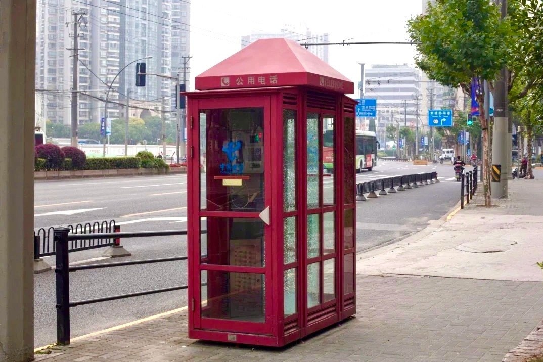 Nguoi phu nu phai song o bot dien thoai khi Thuong Hai phong toa hinh anh