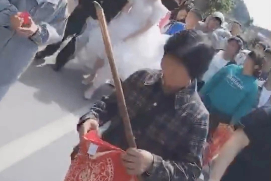 Ba noi cam gay go bao ve co dau, chu re o Trung Quoc hinh anh