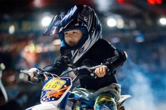 Cau be 4 tuoi dua moto o Trung Quoc hinh anh