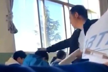 Thay giao Trung Quoc tum toc, danh hoc sinh ngu gat hinh anh