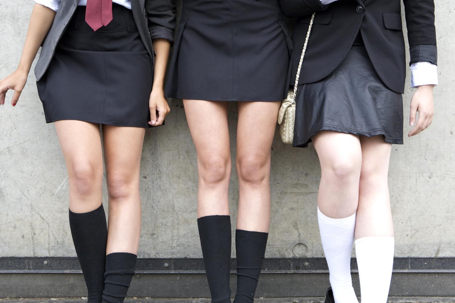 Truong hoc Anh cam nu sinh mac vay hinh anh