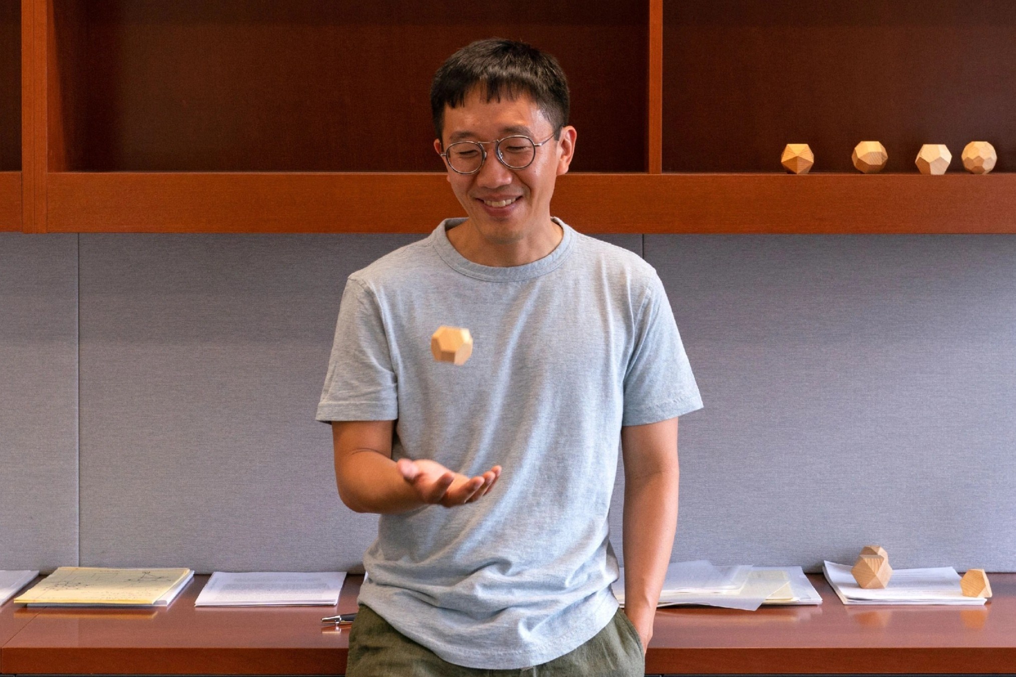 Chu nhan giai Nobel toan tung bo hoc, rot nhieu mon hinh anh