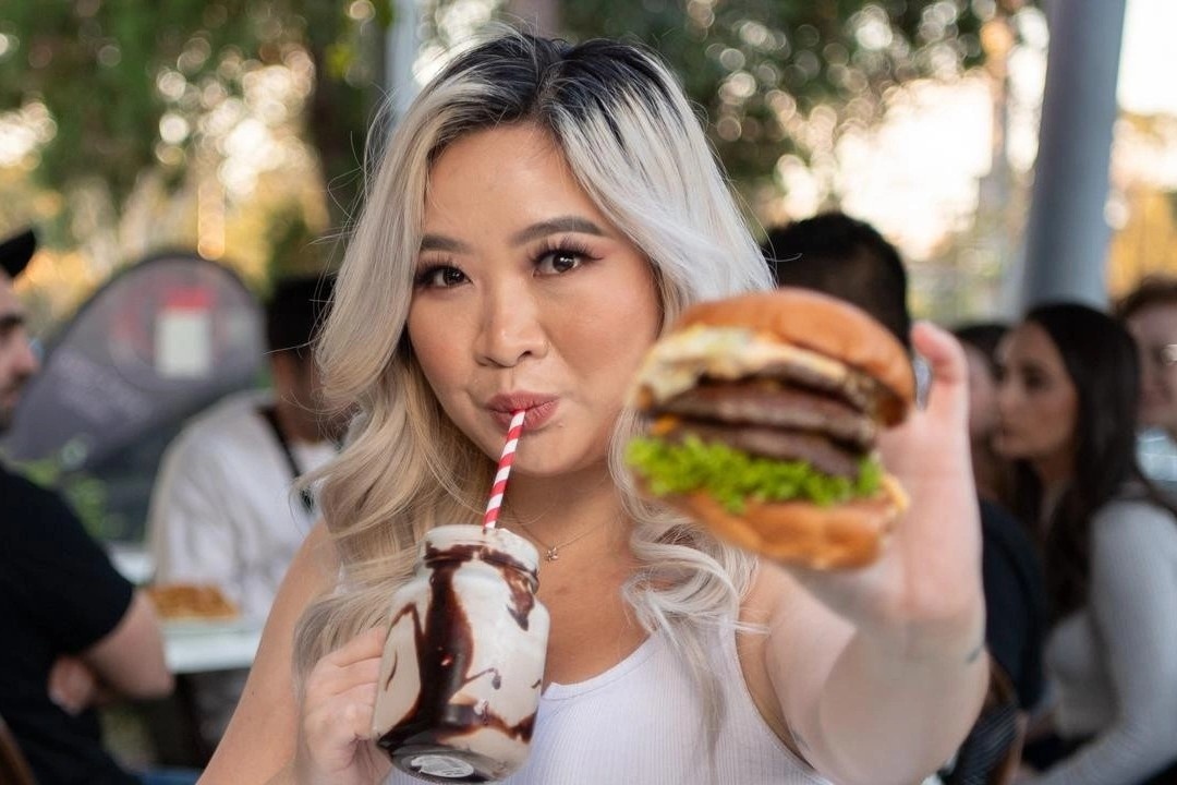 TikToker goi thua mua do an chi de ghi hinh hinh anh