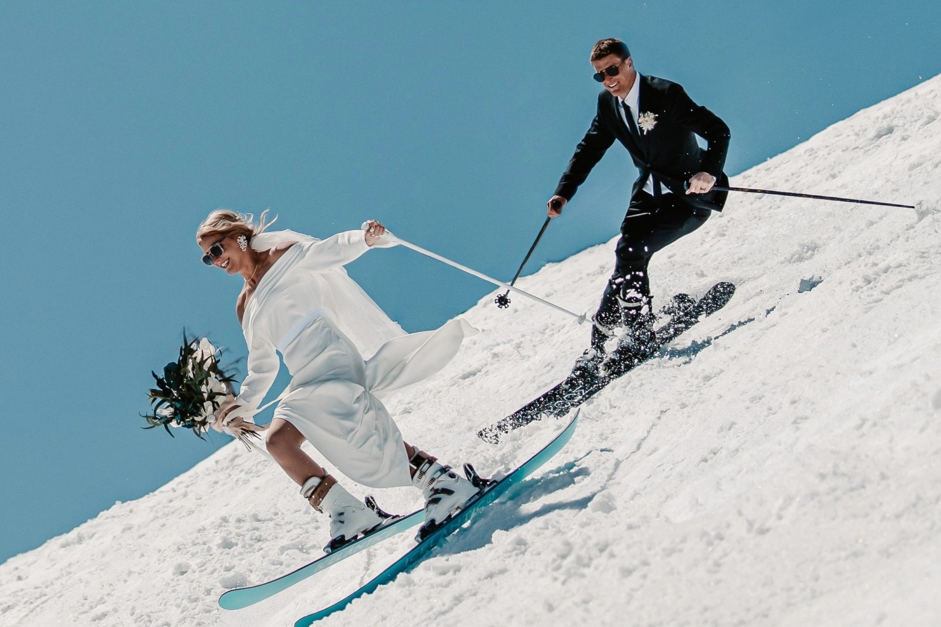 Truot tuyet tu dinh nui 1.260 m trong trang phuc cuoi hinh anh