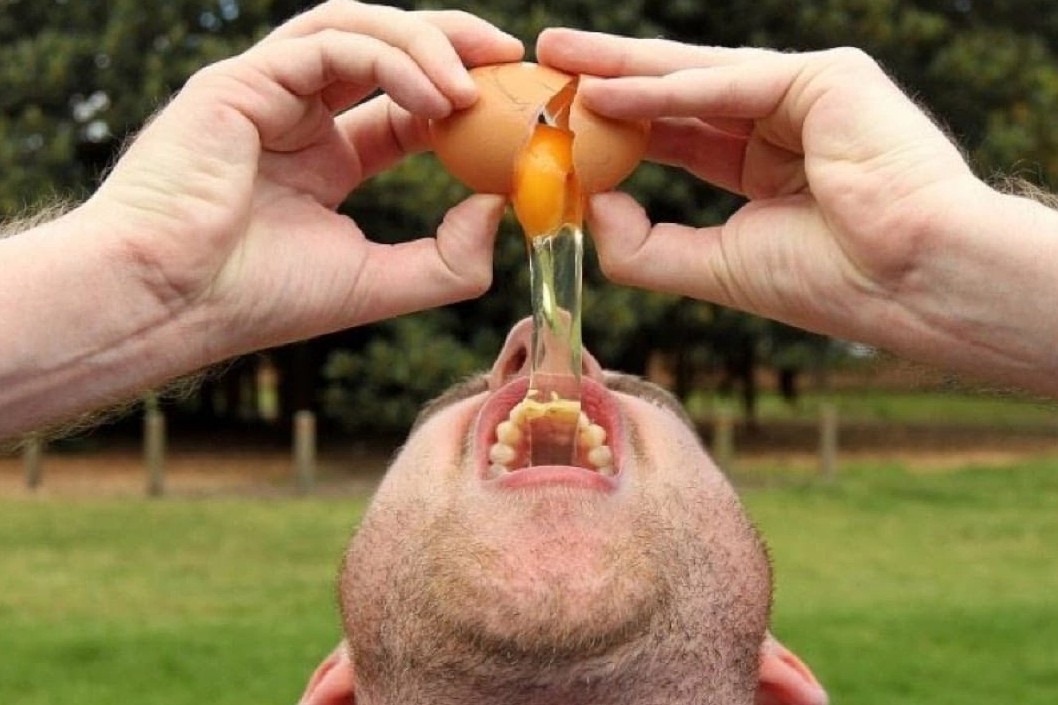 Khong ban duoc hang, nhan vien bi phat an trung song hinh anh