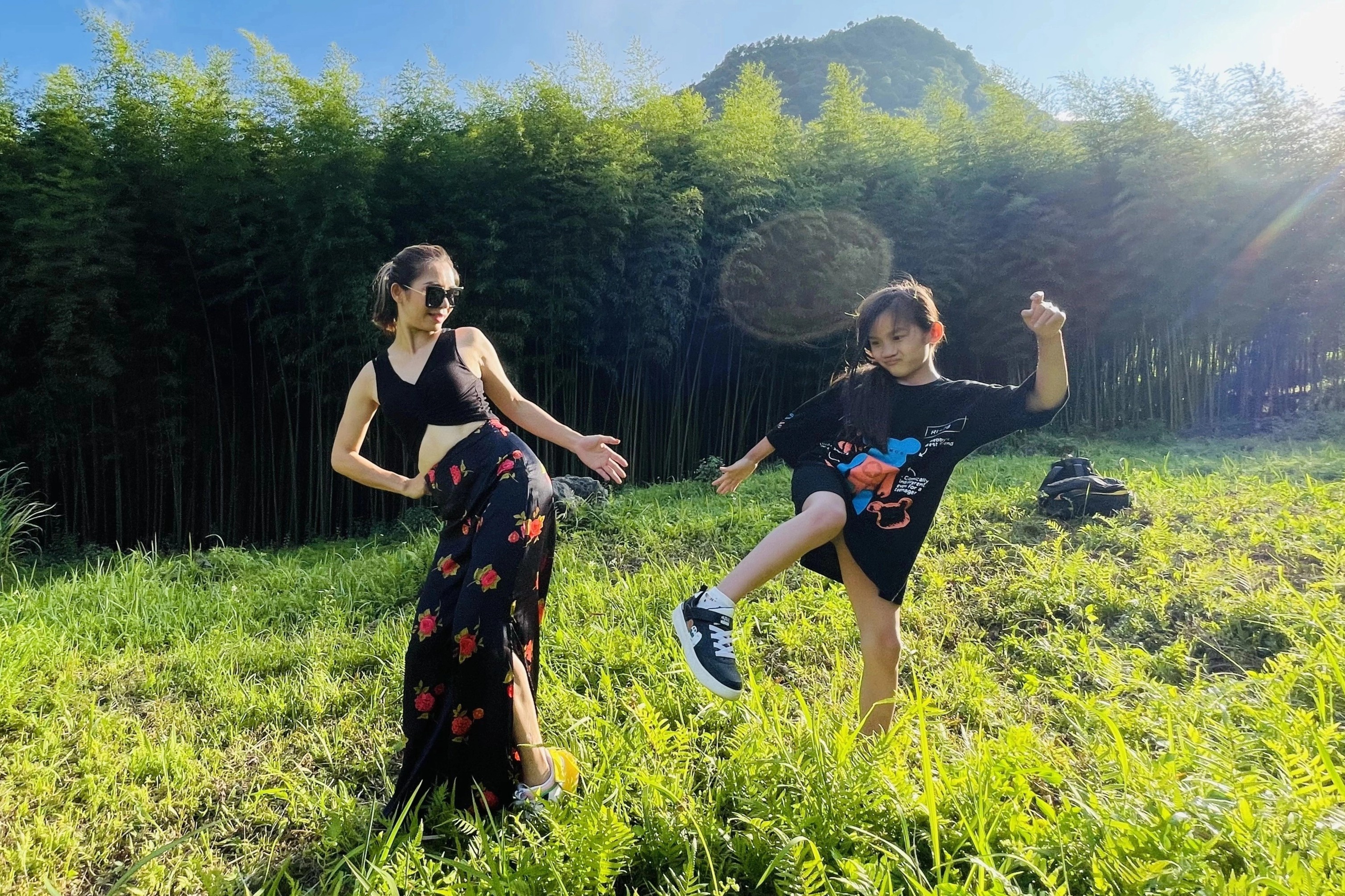 Me dua con 'vuot suong', phuot xe may 5 ngay khap Ha Giang hinh anh