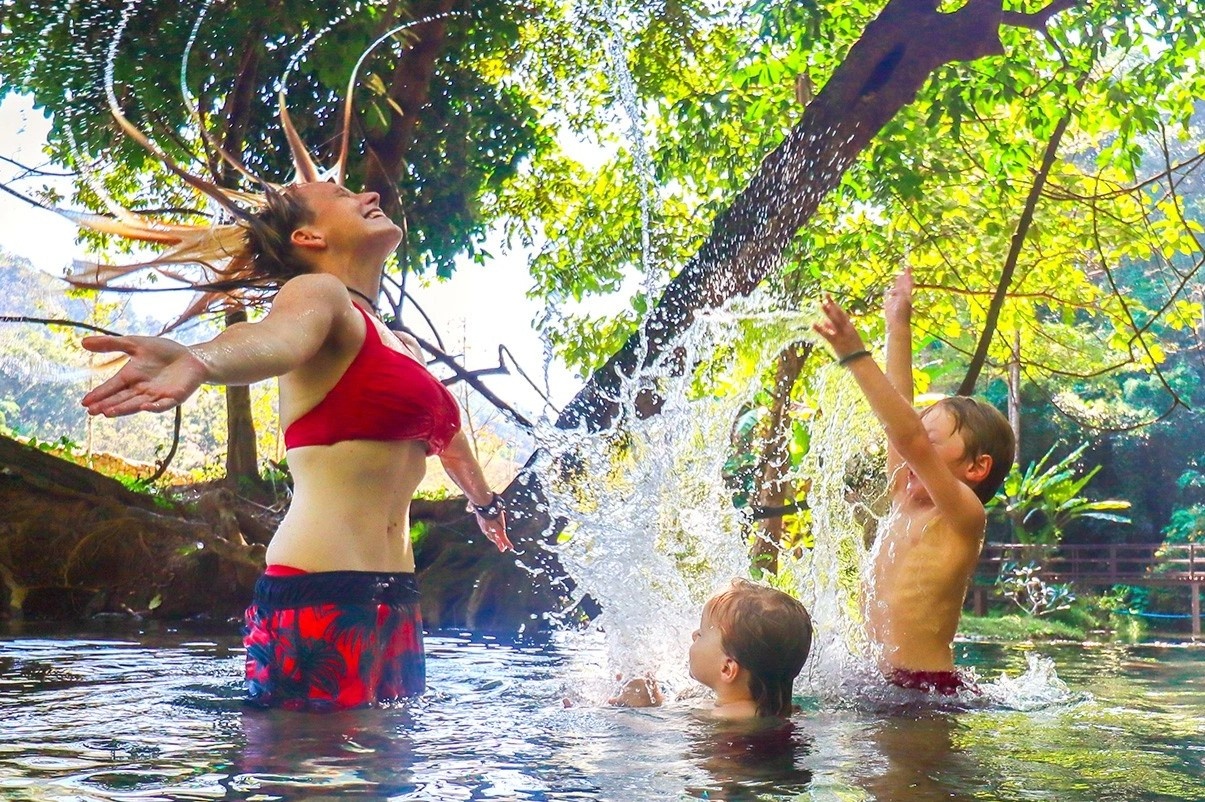 Nhung dua tre khong di hoc, theo cha me du lich bui hinh anh