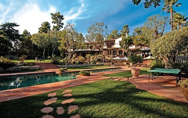 Vo cu ty phu Jeff Bezos lai tu thien 2 biet thu co gia 55 trieu USD hinh anh