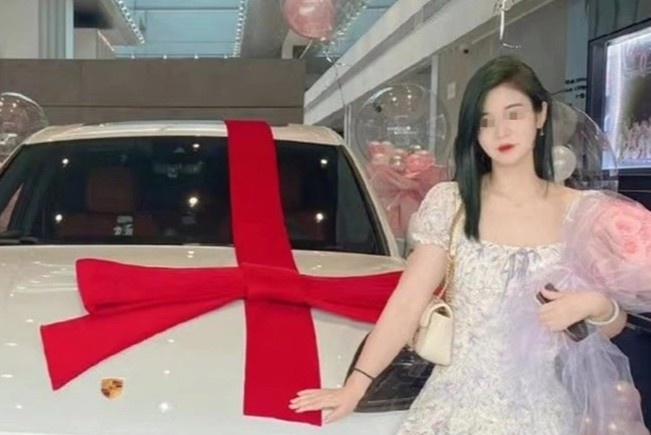 Bi miet thi la gai mai dam vi mua xe Porsche hinh anh