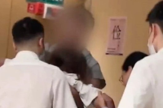 Co gai Trung Quoc tu vong khi dang an lau hinh anh