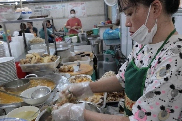 Banh canh via he thu 700 trieu/thang, quan mien ban 500 con ga/ngay hinh anh