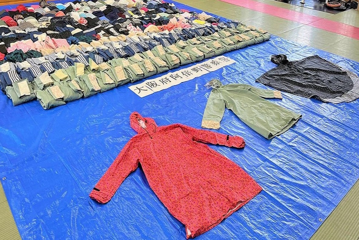 Nguoi dan ong Nhat Ban 13 nam trom ao mua cua phu nu hinh anh