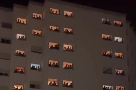 Hon 100 nam sinh Tay Ban Nha tham gia vu quay roi tap the hinh anh