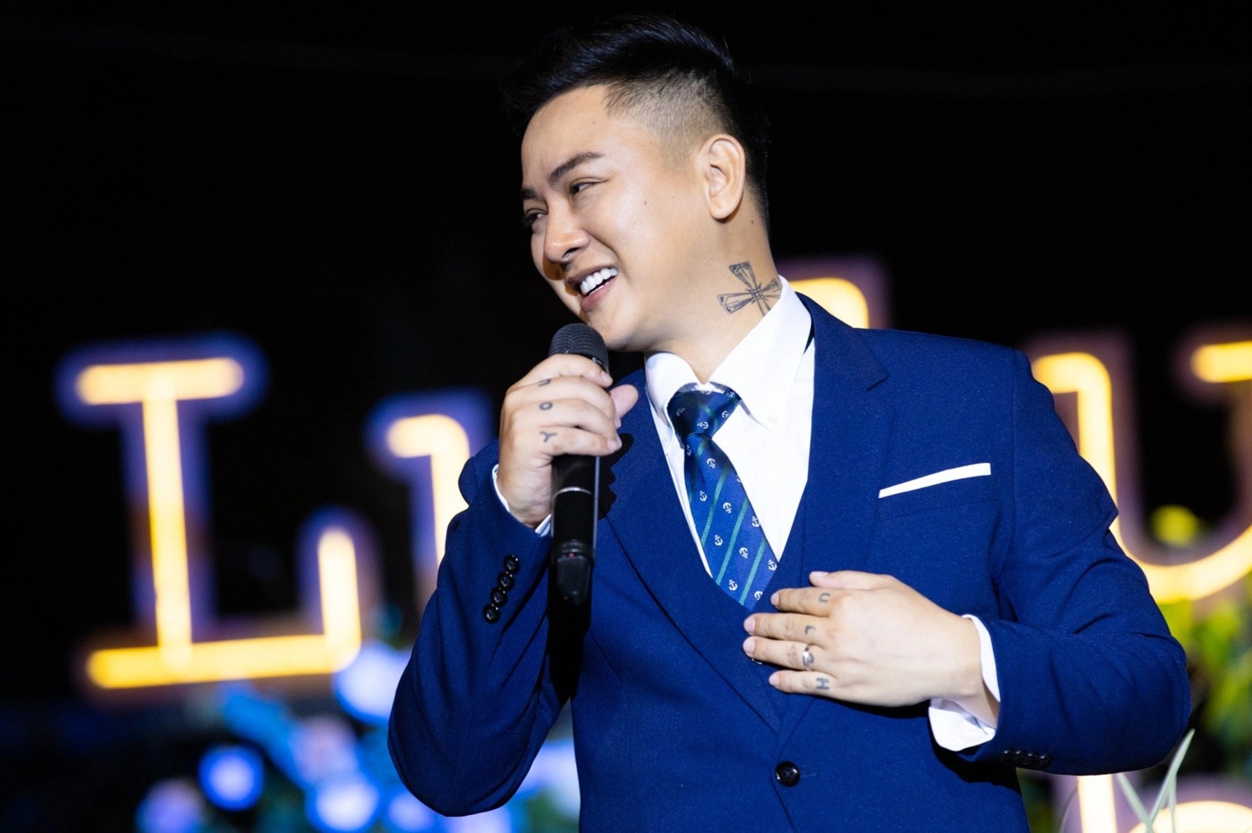 Hoai Lam bi che beo va nan miet thi ngoai hinh nam gioi hinh anh