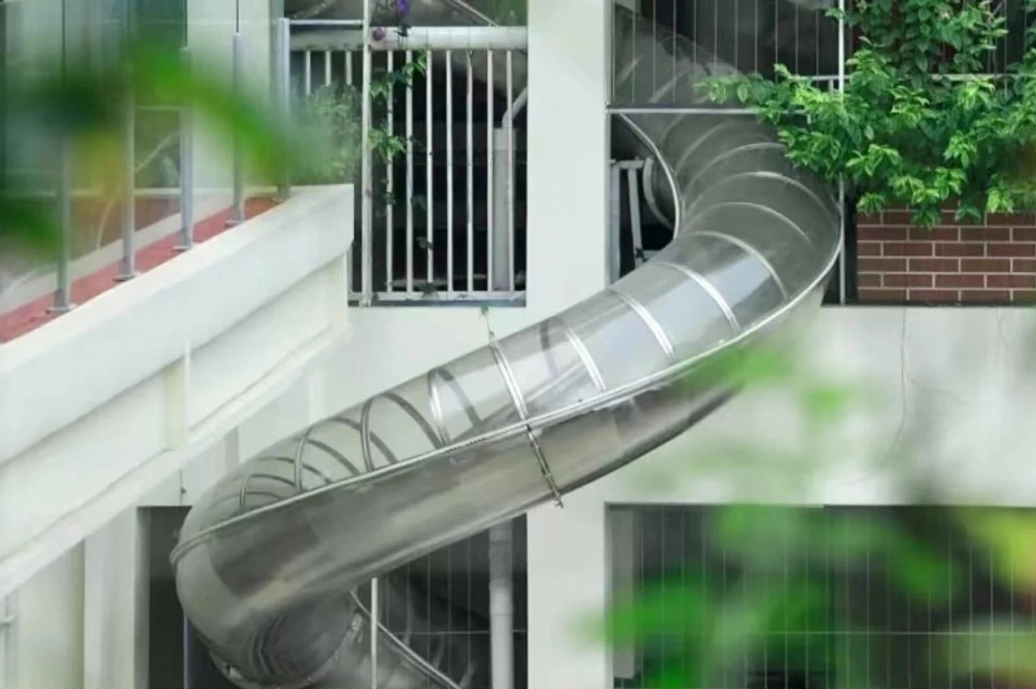 Cong ty lap 11 cau truot cho nhan vien di chuyen hinh anh