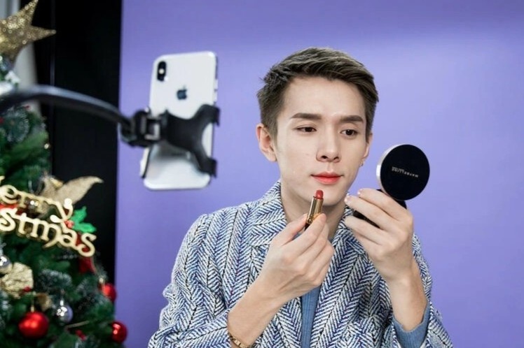 Ong hoang, ba chua livestream dan het duong lam an hinh anh