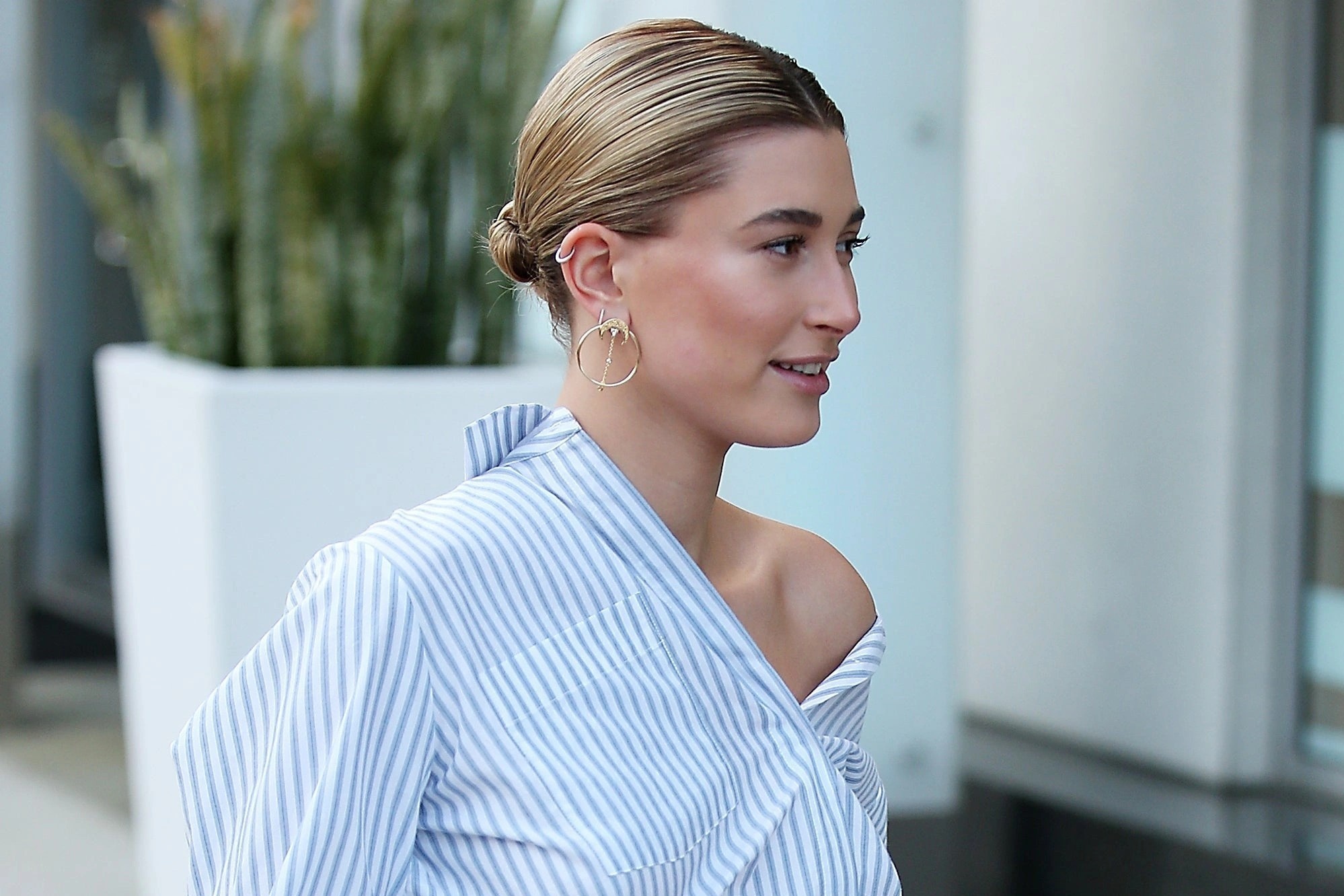 Rung toc, hoi dau vi trao luu tao kieu giong Hailey Bieber hinh anh