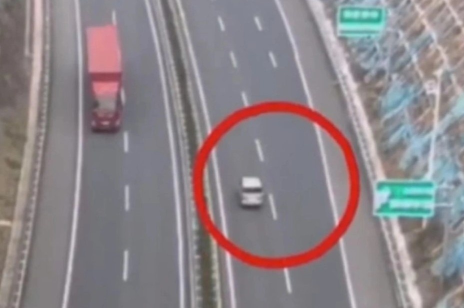 Cuoc giai cuu tai xe bi ket o van toc 126 km/h suot 2 tieng hinh anh