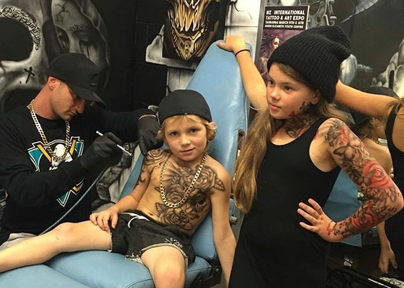 Bi bat giu vi cho con trai 10 tuoi xam hinh o My hinh anh