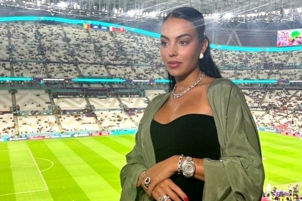 Phan ung cua ban gai Cristiano Ronaldo khi nguoi yeu ngoi du bi hinh anh