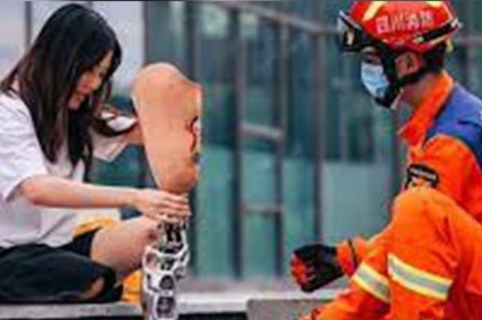 Chuyen tinh cam dong cua co gai mot chan va chang linh cuu hoa hinh anh