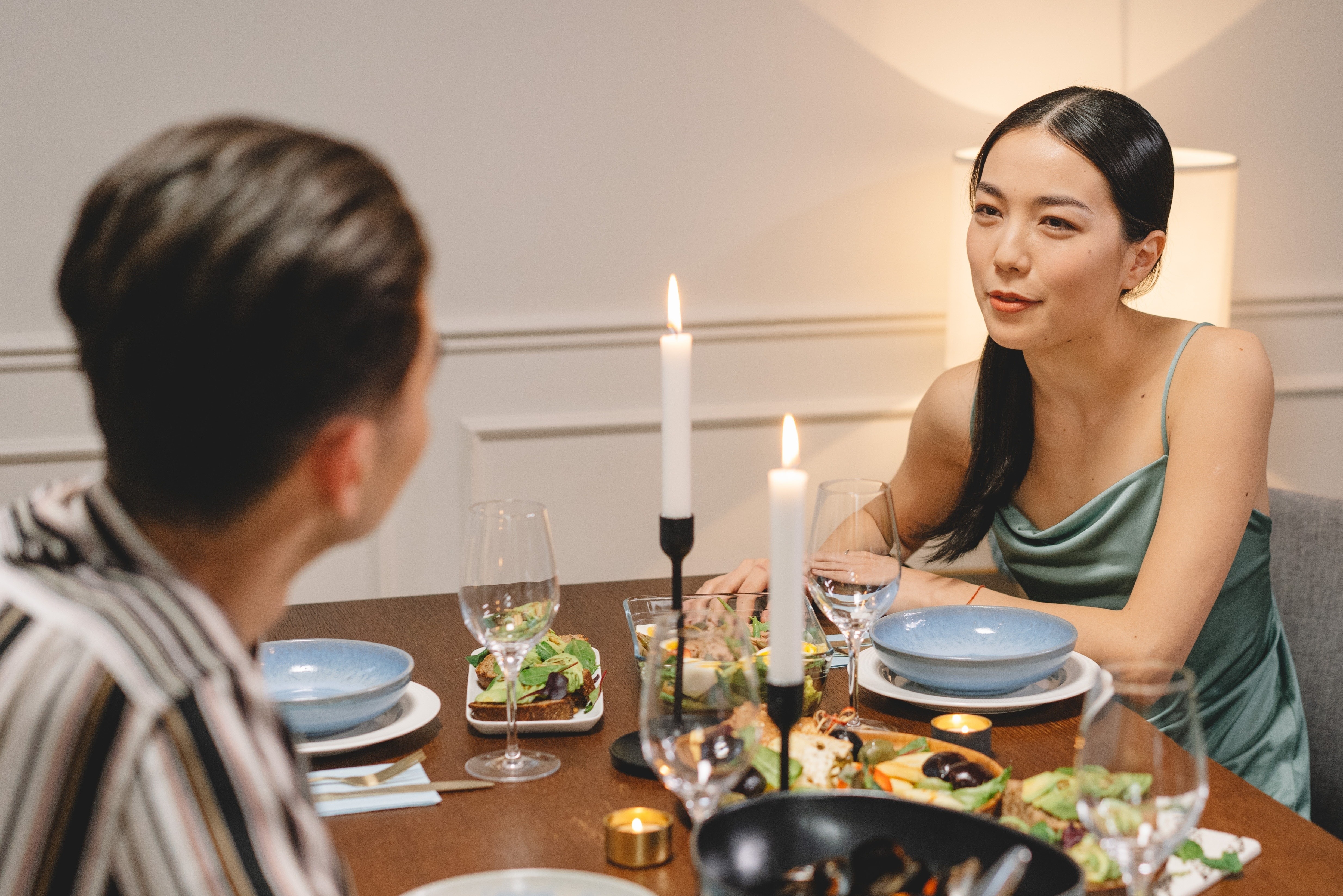 Nguoi tre khong danh mat gu minh khi song toi gian hinh anh