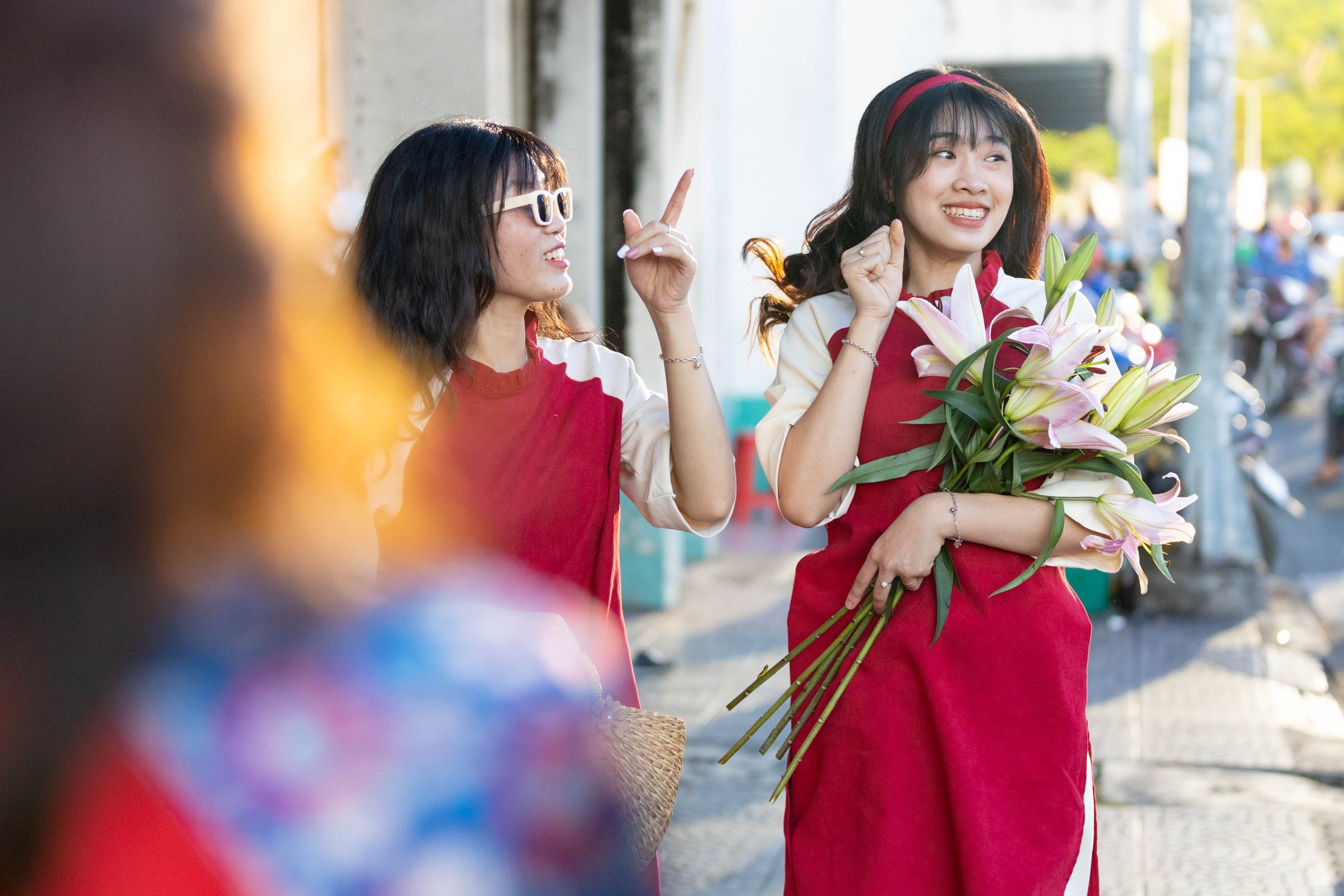 Nguoi tre do ve khu trung tam Ha Noi, TP.HCM trong sang dau nam hinh anh