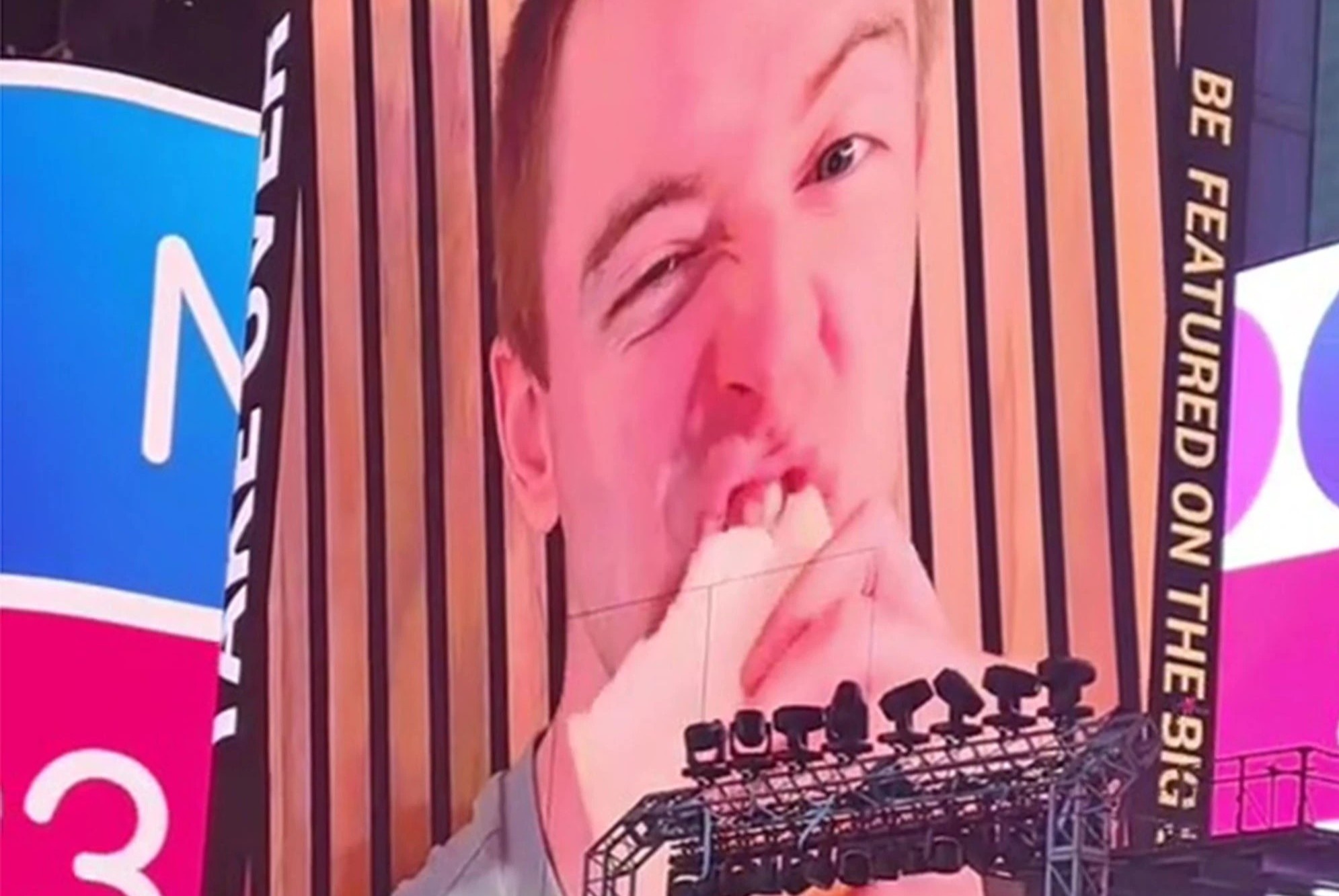 Dang sau clip an banh mi gay sot o Quang truong Thoi dai hinh anh