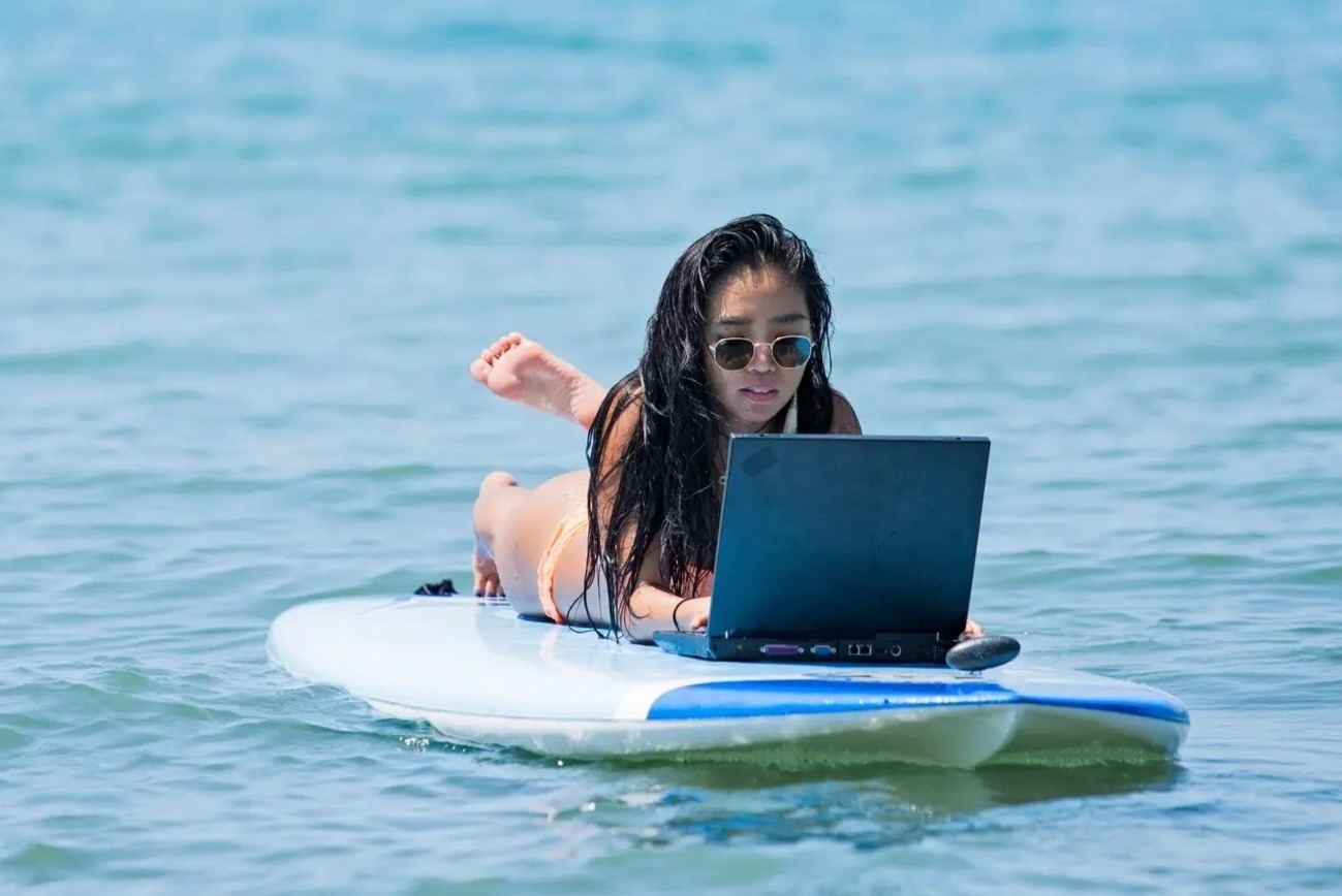 Bi phat tien neu lam phien dong nghiep dang nghi phep hinh anh