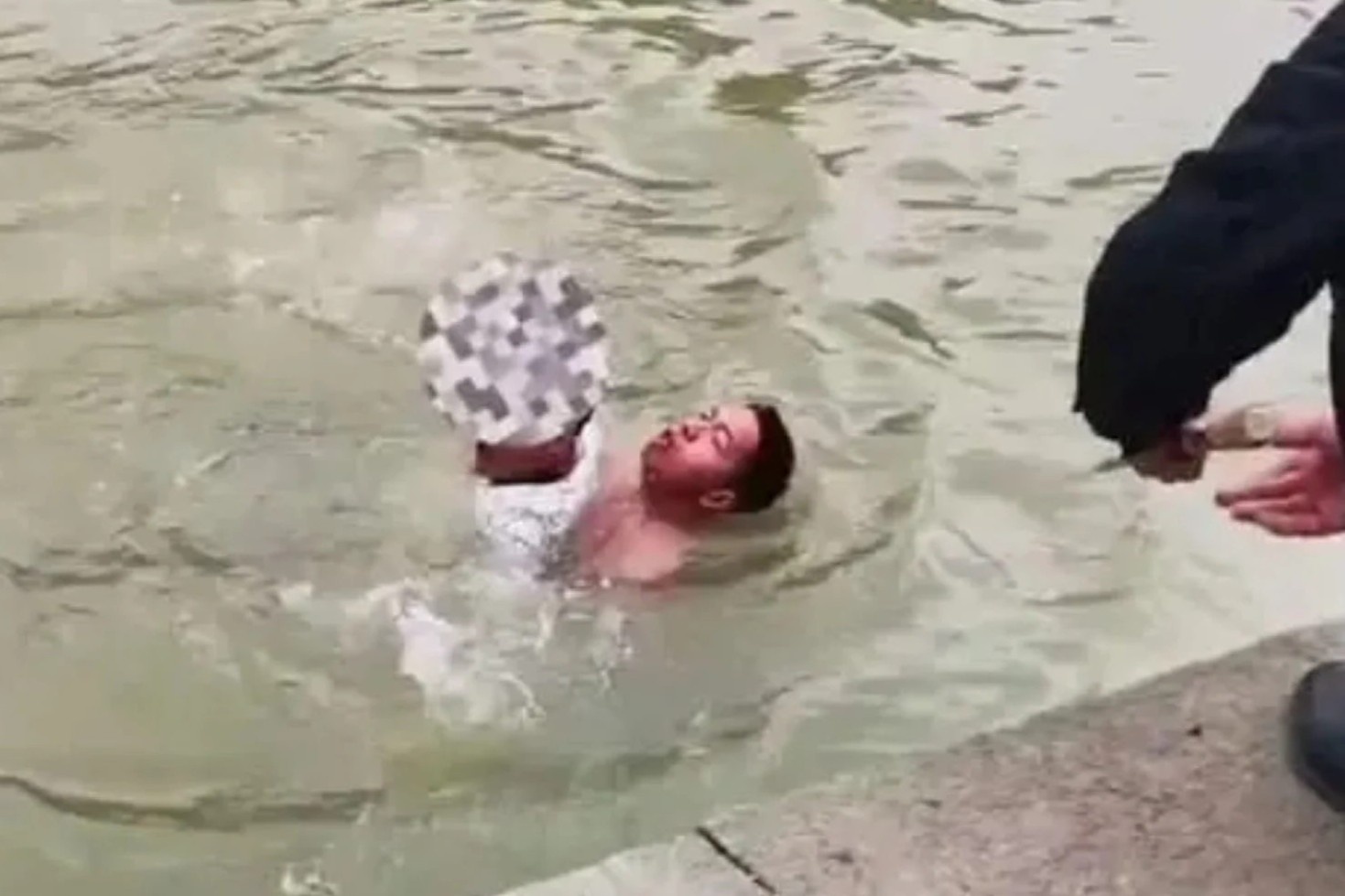 Cuu nguoi nhung bi chi trich vi nhuom toc, xam hinh hinh anh