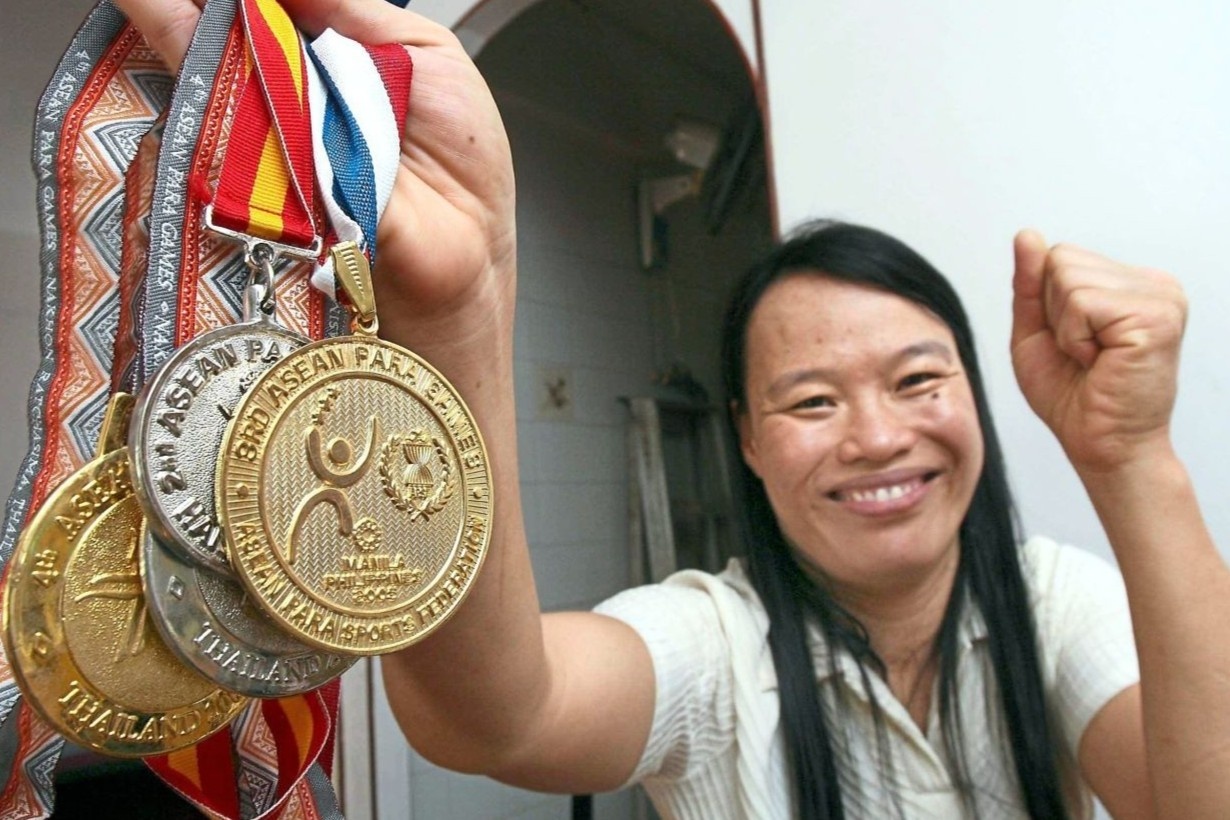 VDV Malaysia tung 7 lan vo dich mon boi phai ban hang rong kiem song hinh anh