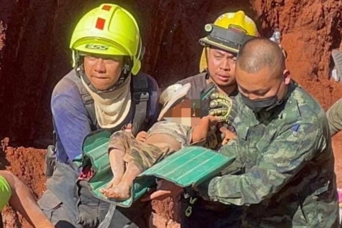 18 tieng giai cuu be gai roi xuong gieng sau 13 m o Thai Lan hinh anh