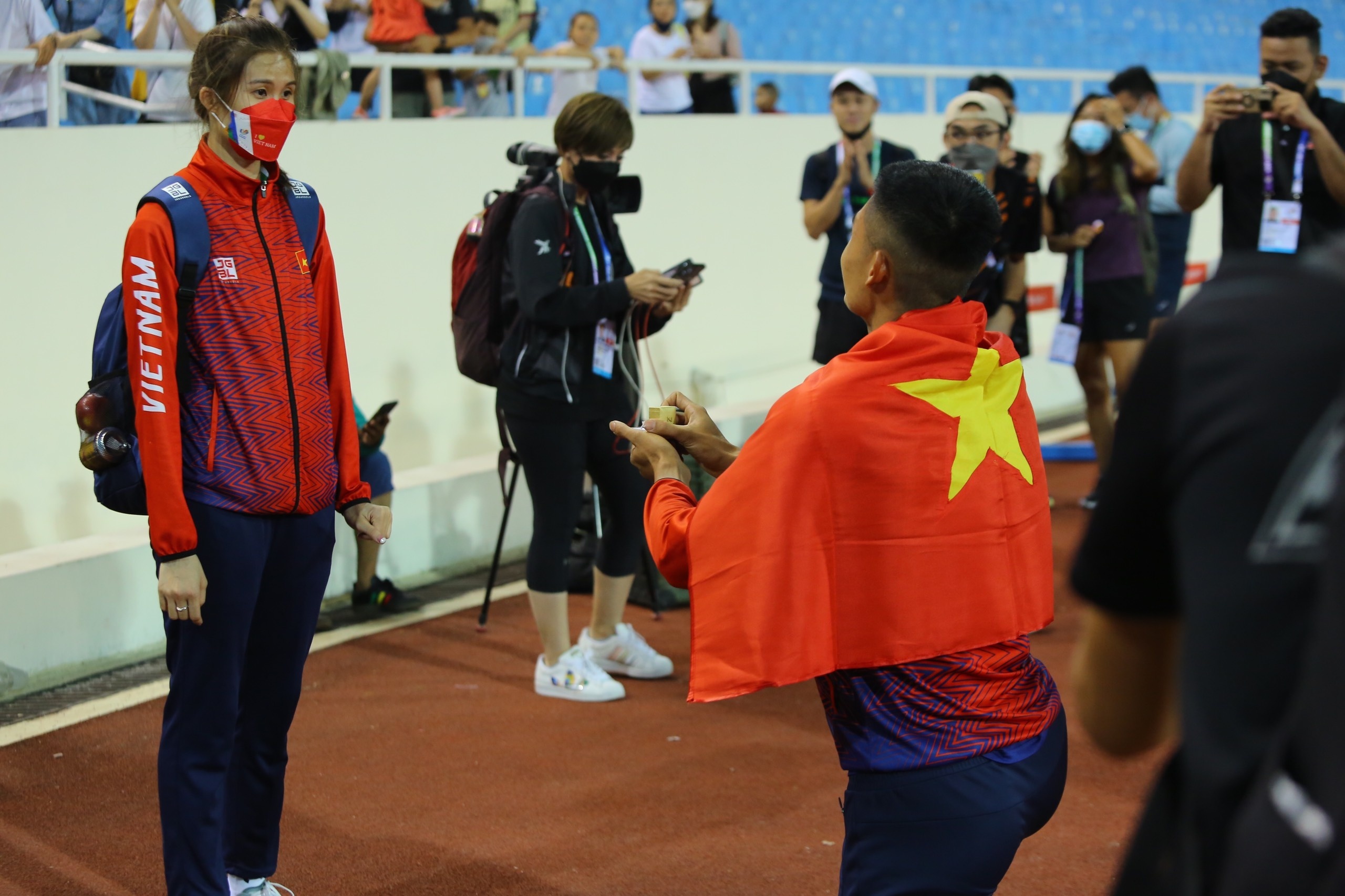 Doi VDV co man cau hon 'gay bao' o SEA Games 31 ve chung mot nha hinh anh