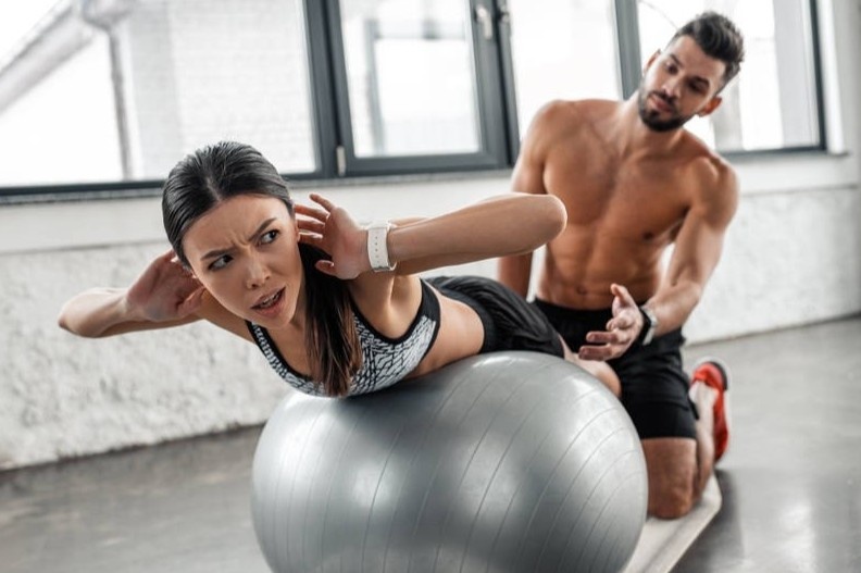 Bi de doa vi to cao 'anh nhin quay roi' o phong gym hinh anh