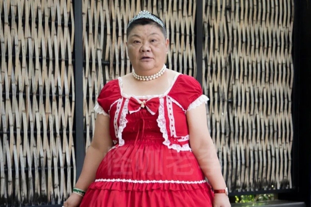 Nguoi phu nu dien vay Lolita gay chu y khi lam dai su thuong hieu hinh anh