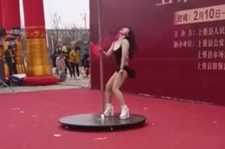 Hoi cho o Trung Quoc bi chi trich vi thue vu cong mua cot hinh anh