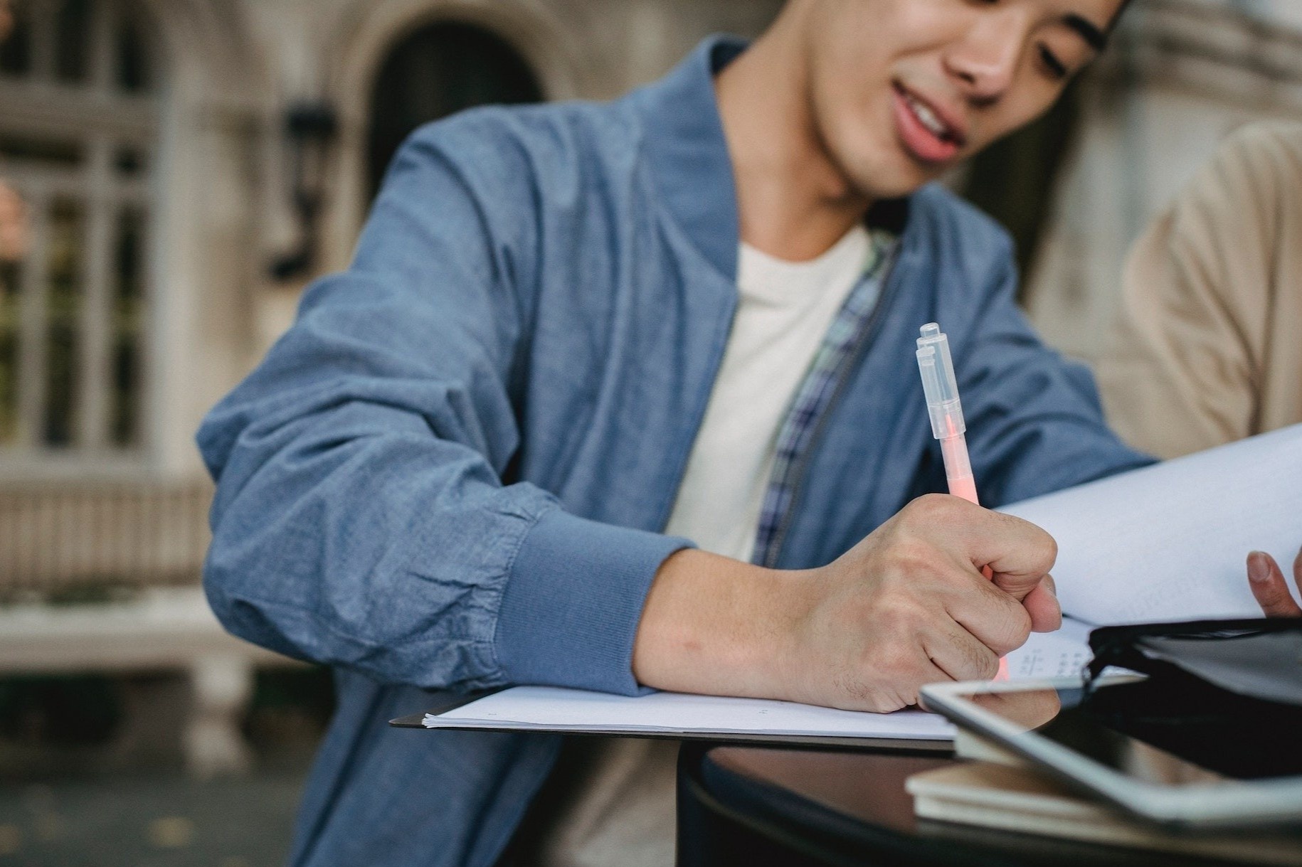 Lua ky giay vay tien bang but tu bay mau hinh anh