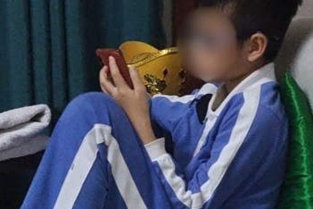 Bo bat con trai choi game suot 17 tieng khong ngu hinh anh