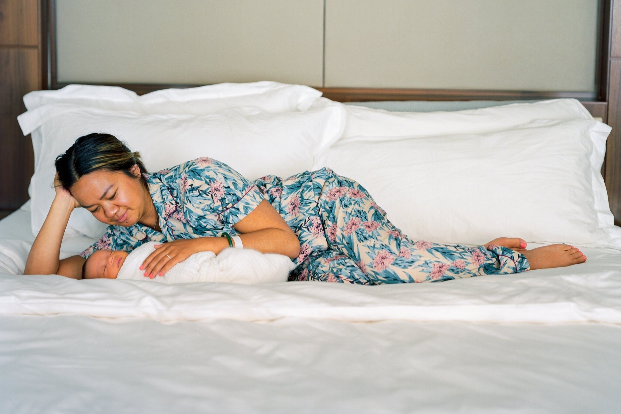 Nhung ba me Trung Quoc o cu tai khach san, tron khoi nha chong hinh anh