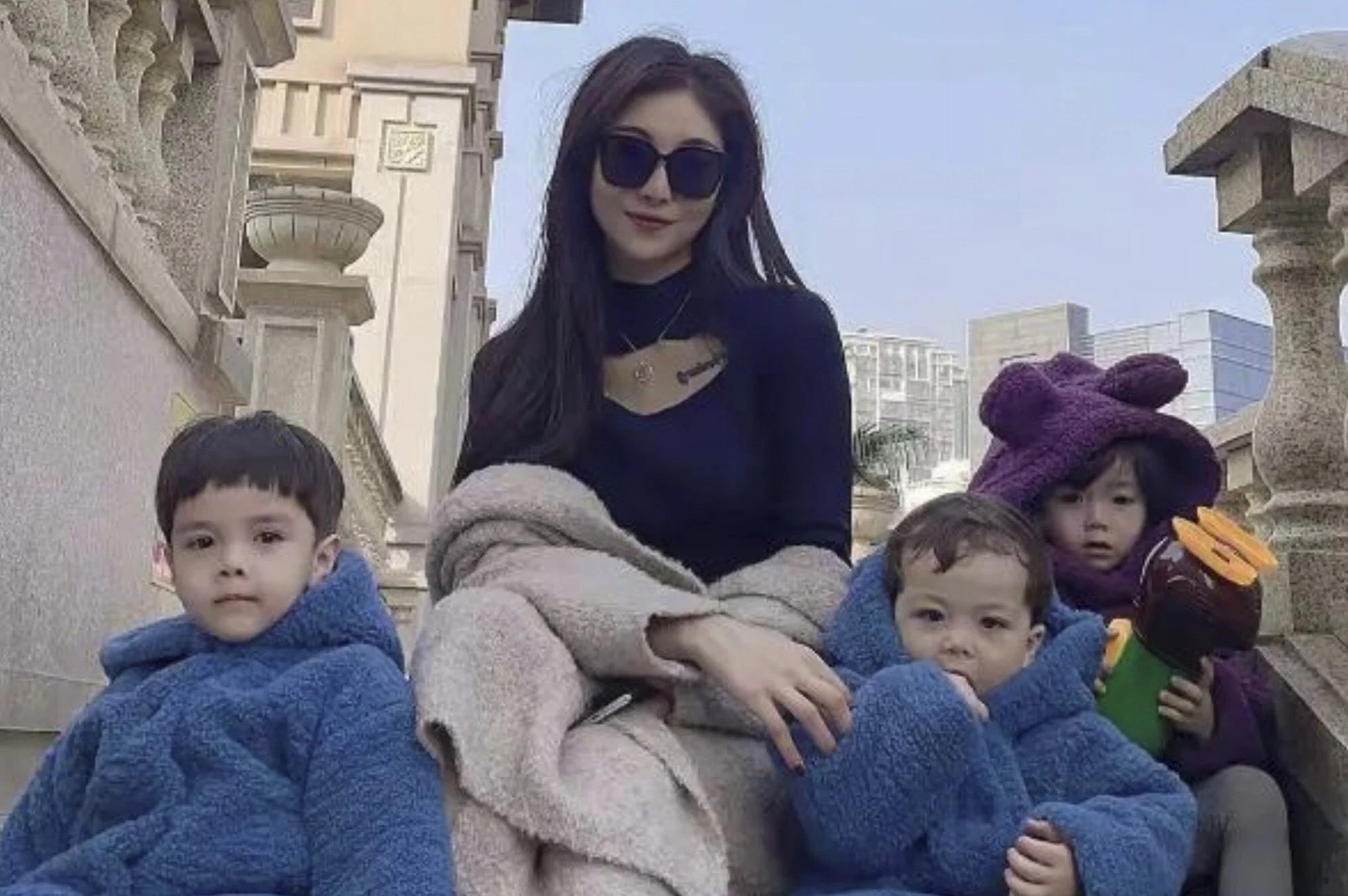 'Hai ra tien' khi mo dich vu day cha me choi voi con hinh anh