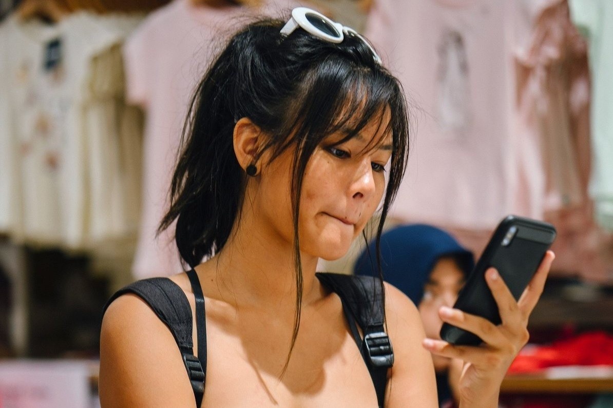 Trung Quoc truy quet tai khoan tung tin gia, bia dat hinh anh