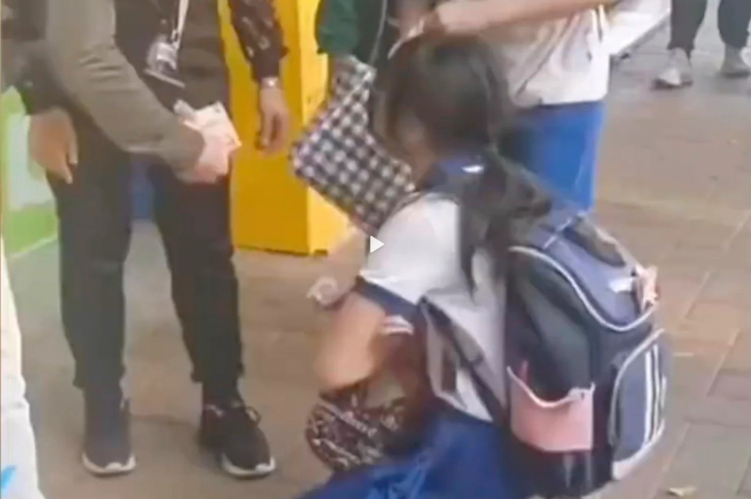 Co gai quy khoc, cau xin nguoi phu nu tra lai tien danh roi hinh anh